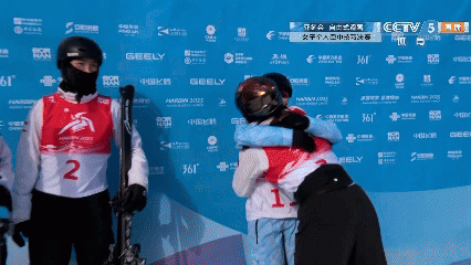 温暖！夺得冠军后，徐梦桃下场与队友们依次拥抱🤗