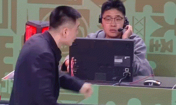 声情并茂😂杨鸣比划双手示意技术台：单节被吹10次犯规了！