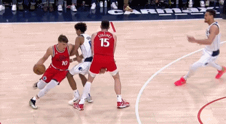 精彩绝伦！博格丹不看人背传穿越人缝 助尤班克斯大鹏展翅暴扣