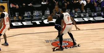 还得练啊老弟🤨！德罗赞假动作晃起英雄心 屡次上课奥萨尔