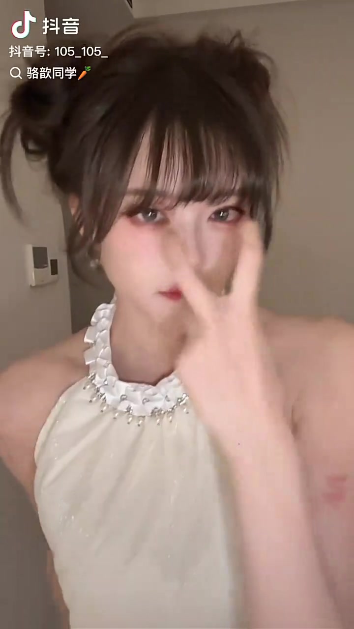 驼子姐玩尬的确实一手！骆歆更新舞蹈视频：亲爱的网友 尼嚎 接电话！