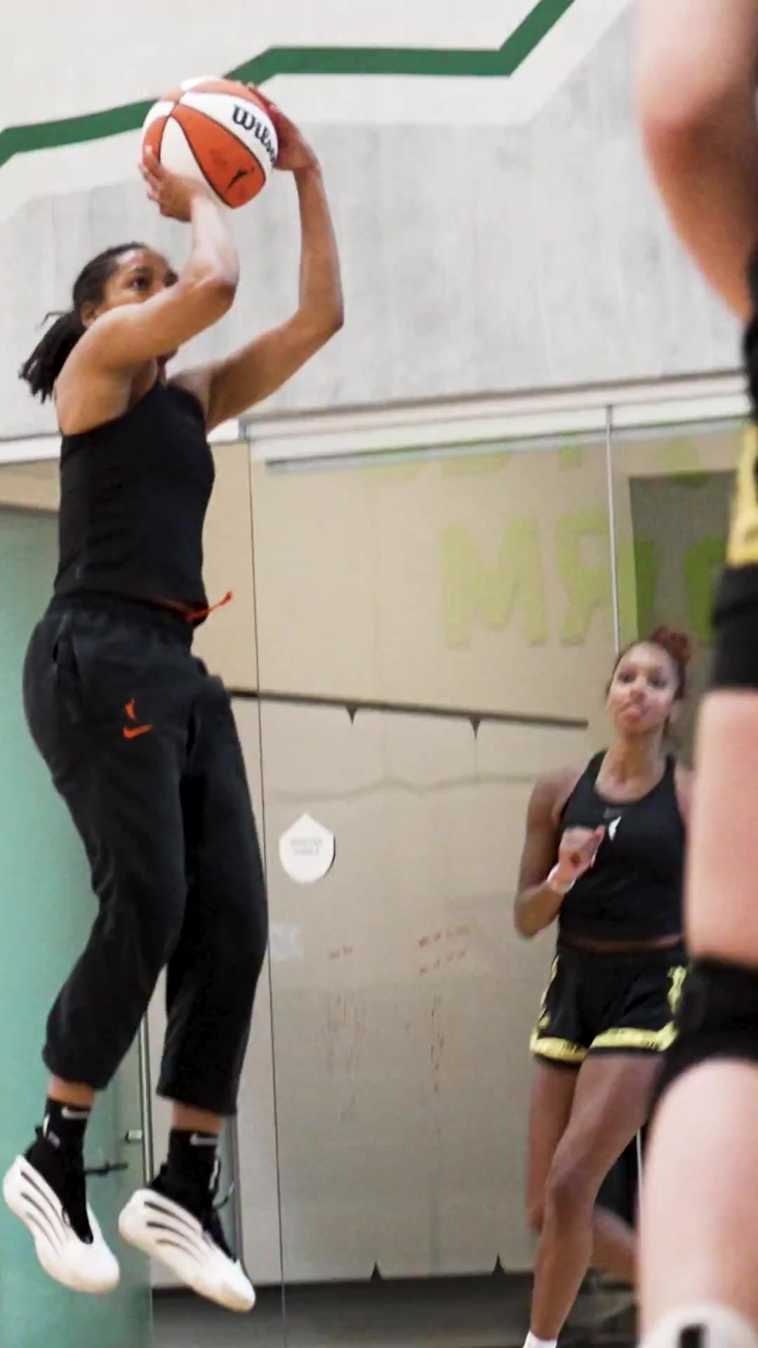 风暴官方晒球队合练视频 单独发布两张李月汝球鞋特写😘