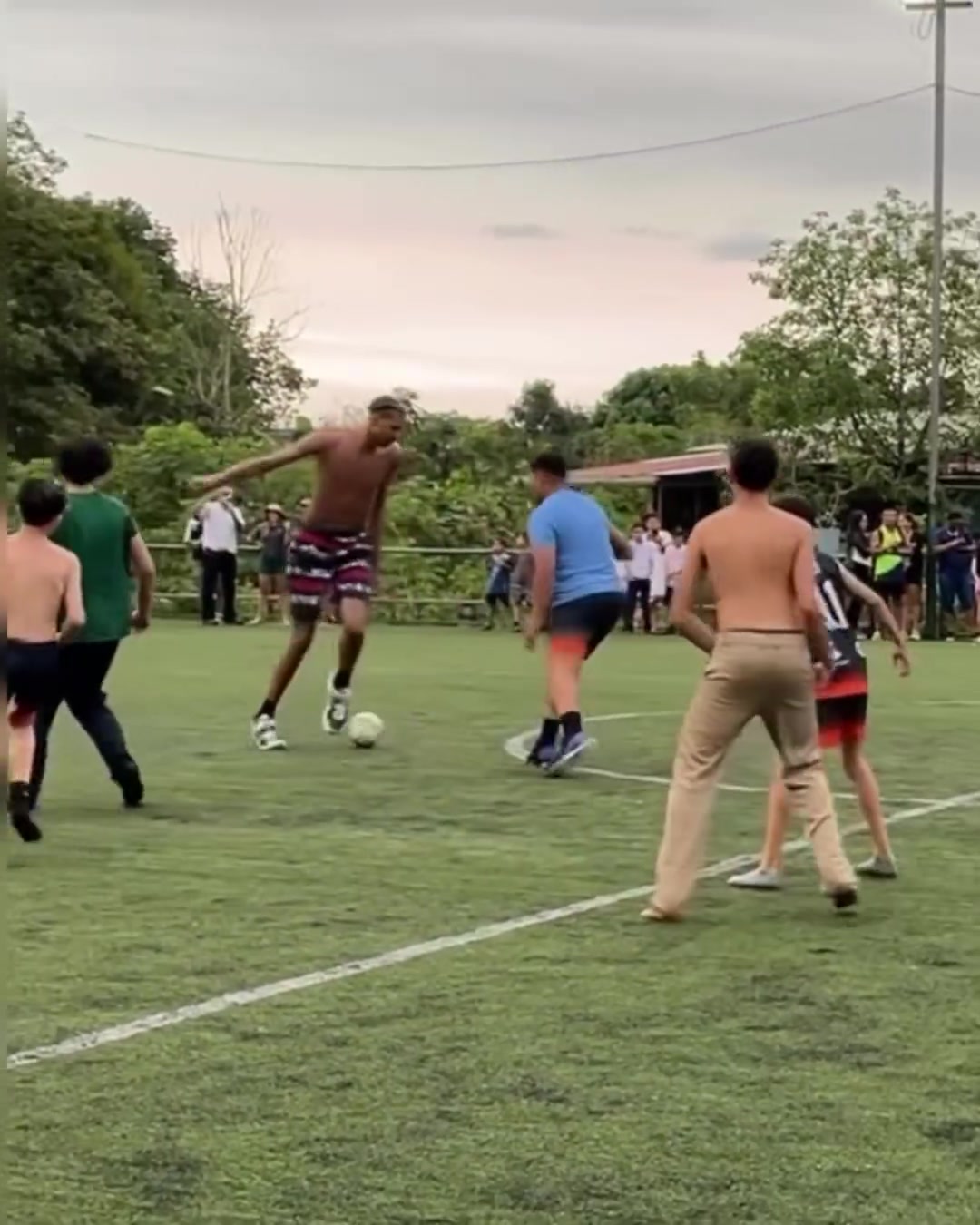 🥢鹤立鸡群！头球都不带跳的！文班亚马在哥斯达黎加踢足球