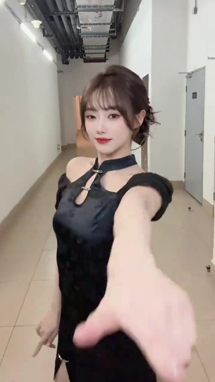 LPL主持人小钰分享舞蹈视频：小鱼邀你赏风月～