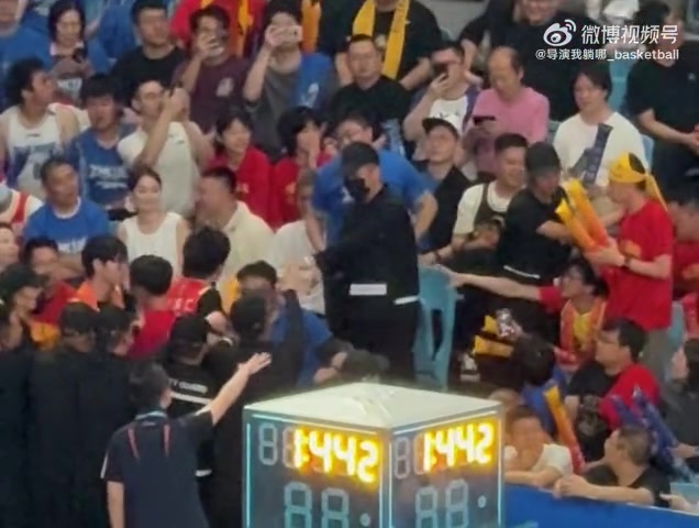 看球需冷静！北京广厦两队球迷发生冲突被安保人员及时制止