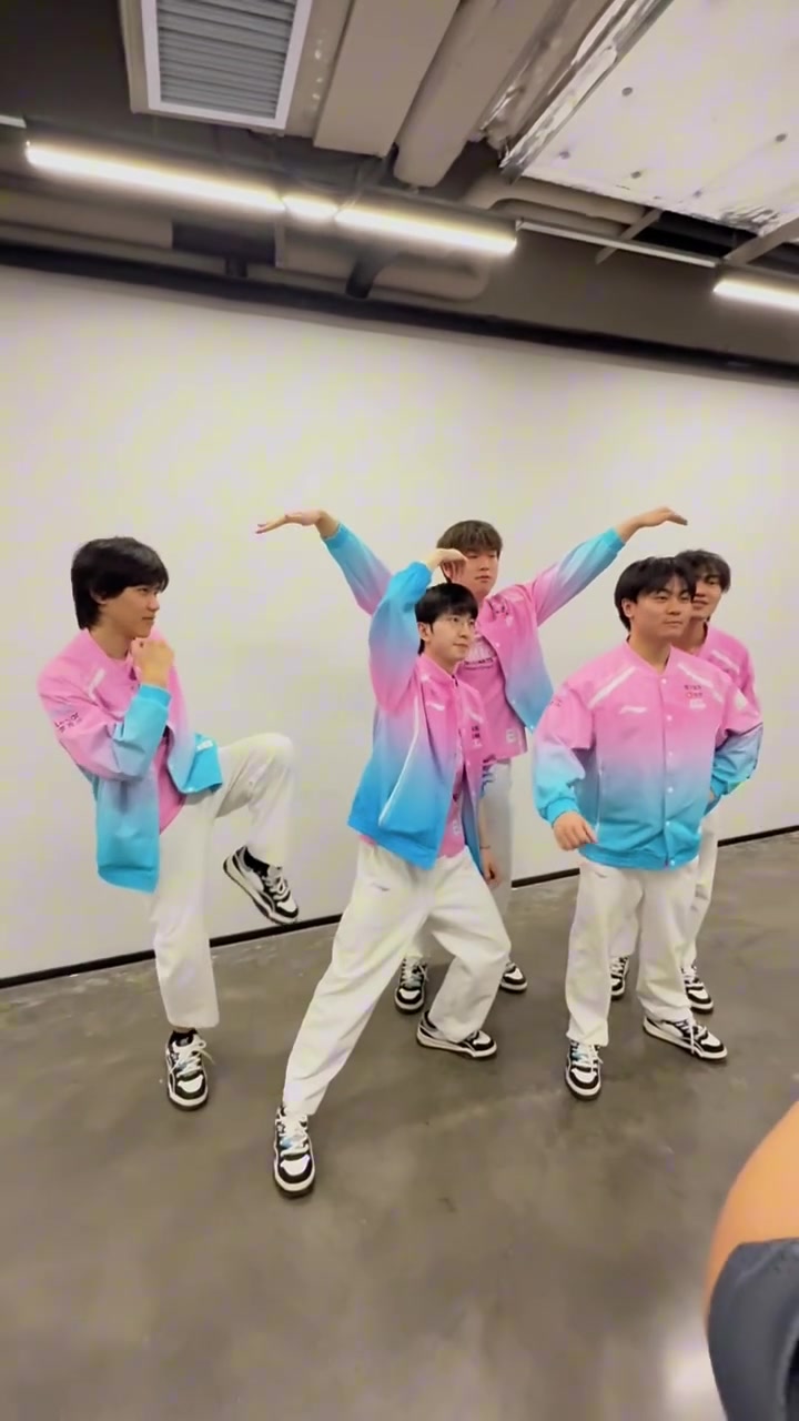 功夫熊猫北川！BLG赛后经典环节更新 动漫姿势合影花絮